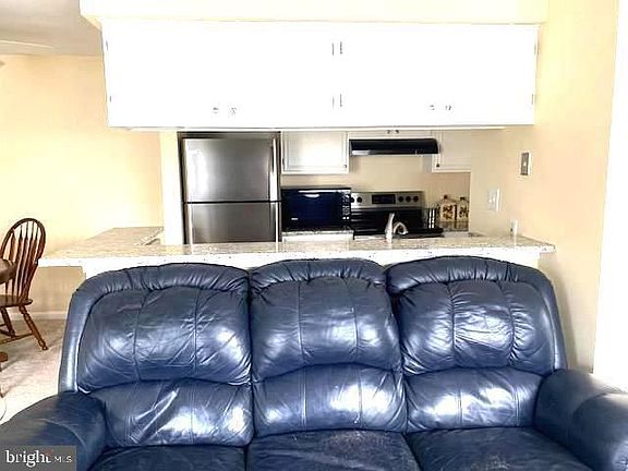 4th image of 200 Grosvenor Ln APT 201