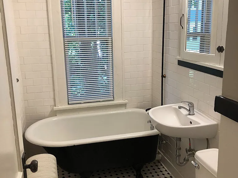 Ashland & Laurel Apartments — Photo 16