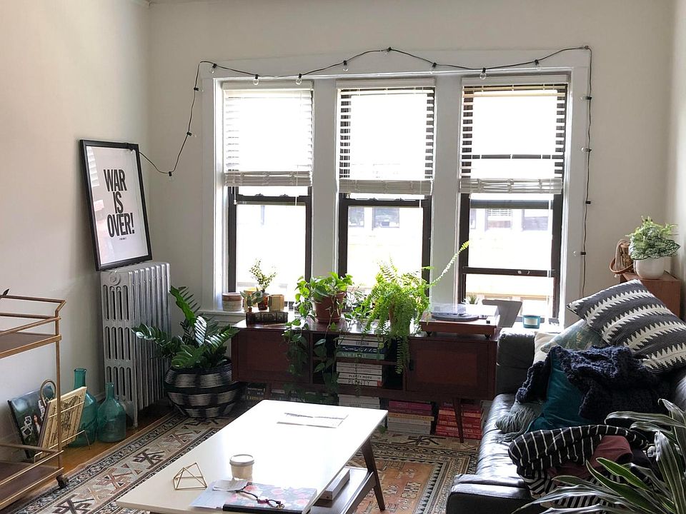 1st image of 638 W Cornelia Ave
