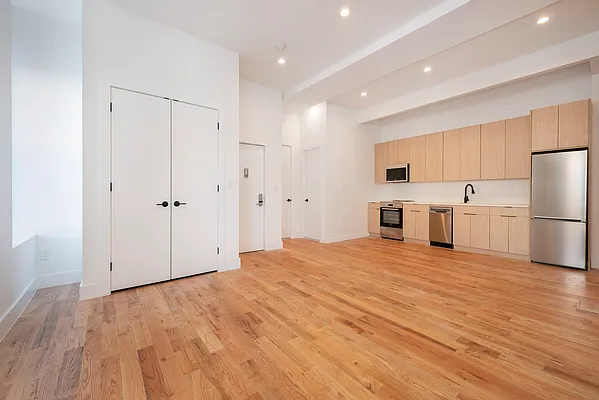 Rented by Max Apt LLC | media 10