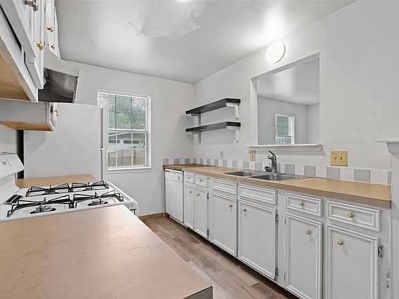 4th image of 1304 Delano St #B