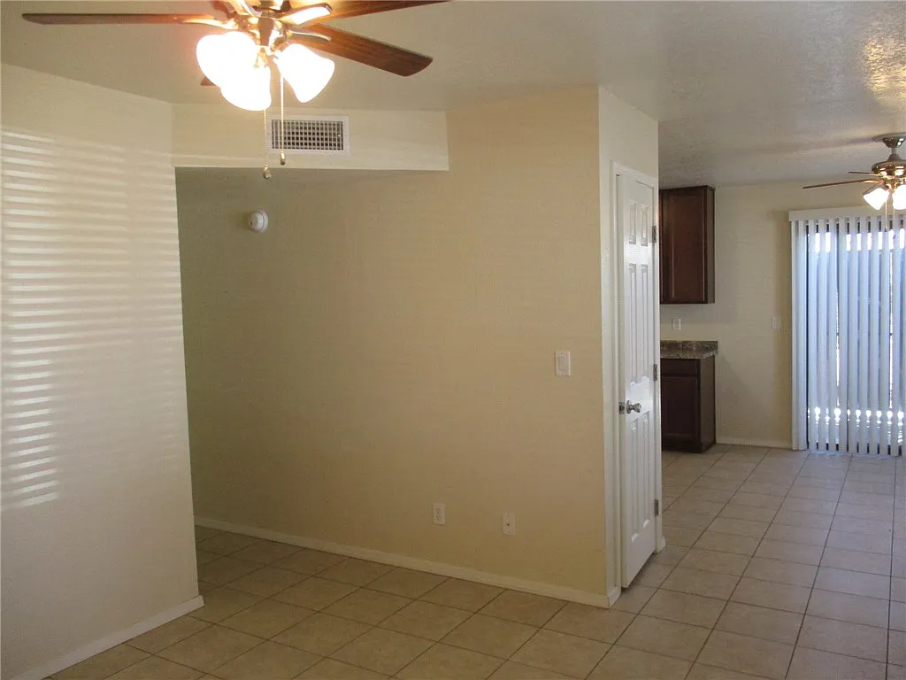 3 bed, 2.0 bath, 900 sqft, $1,100 — Photo 2