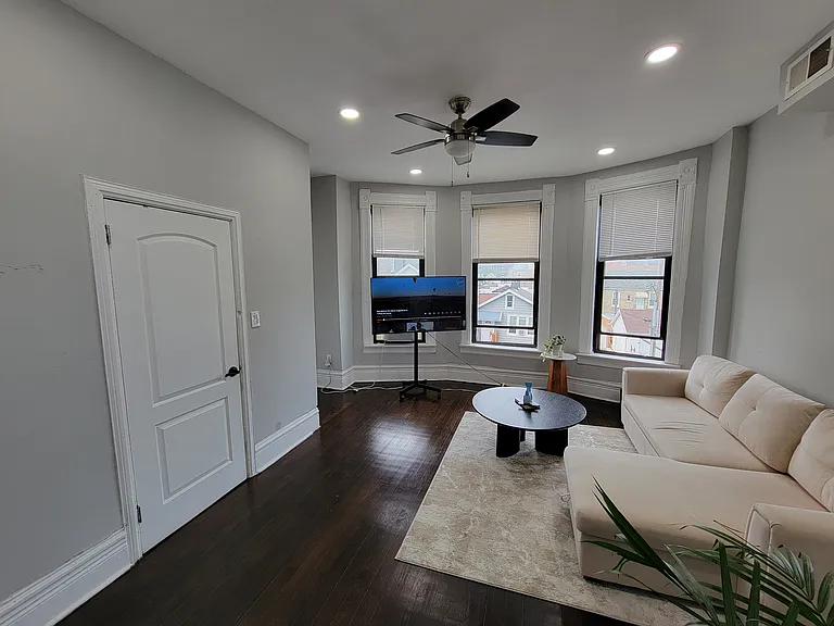 1157 W 19th St #3 — Photo 11