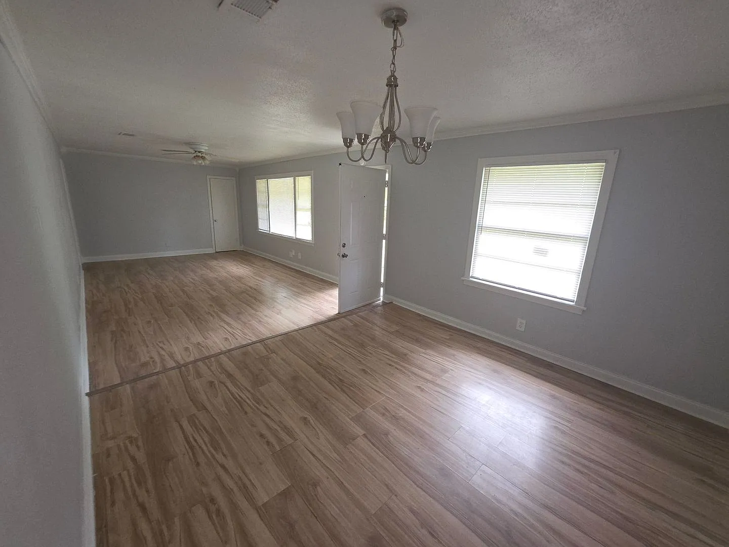 Beautiful Single-Family House with Central Air & Spacious Yard — Photo 1
