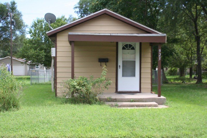 1st image of 925 E 8th Ave