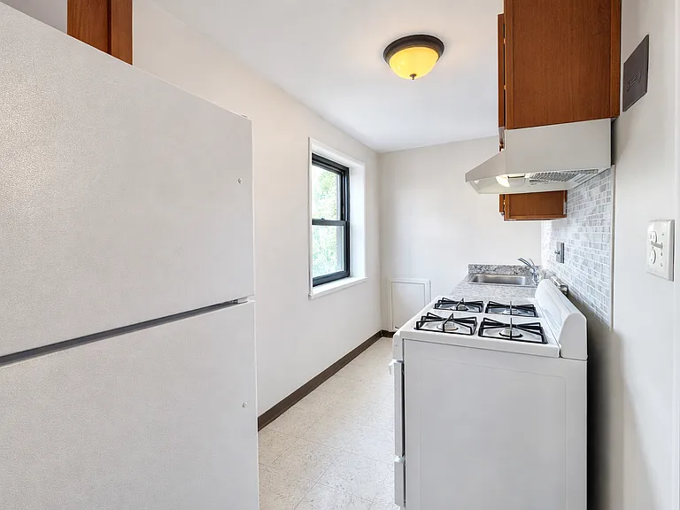 2976 Voelkel Ave — Photo 6