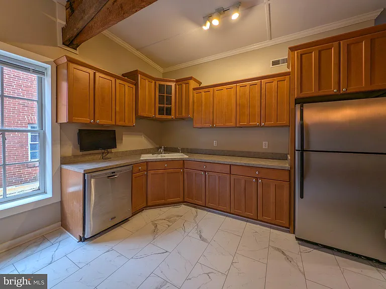 112 E Cameron St — Photo 5