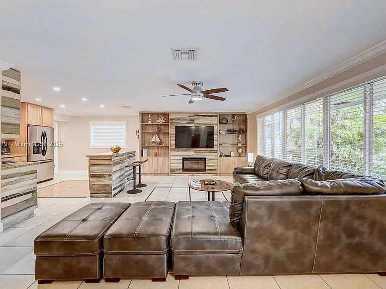1228 Johnson St — Photo 3