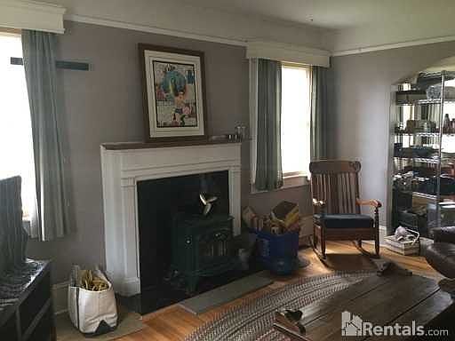 5th image of 323 Blythe St