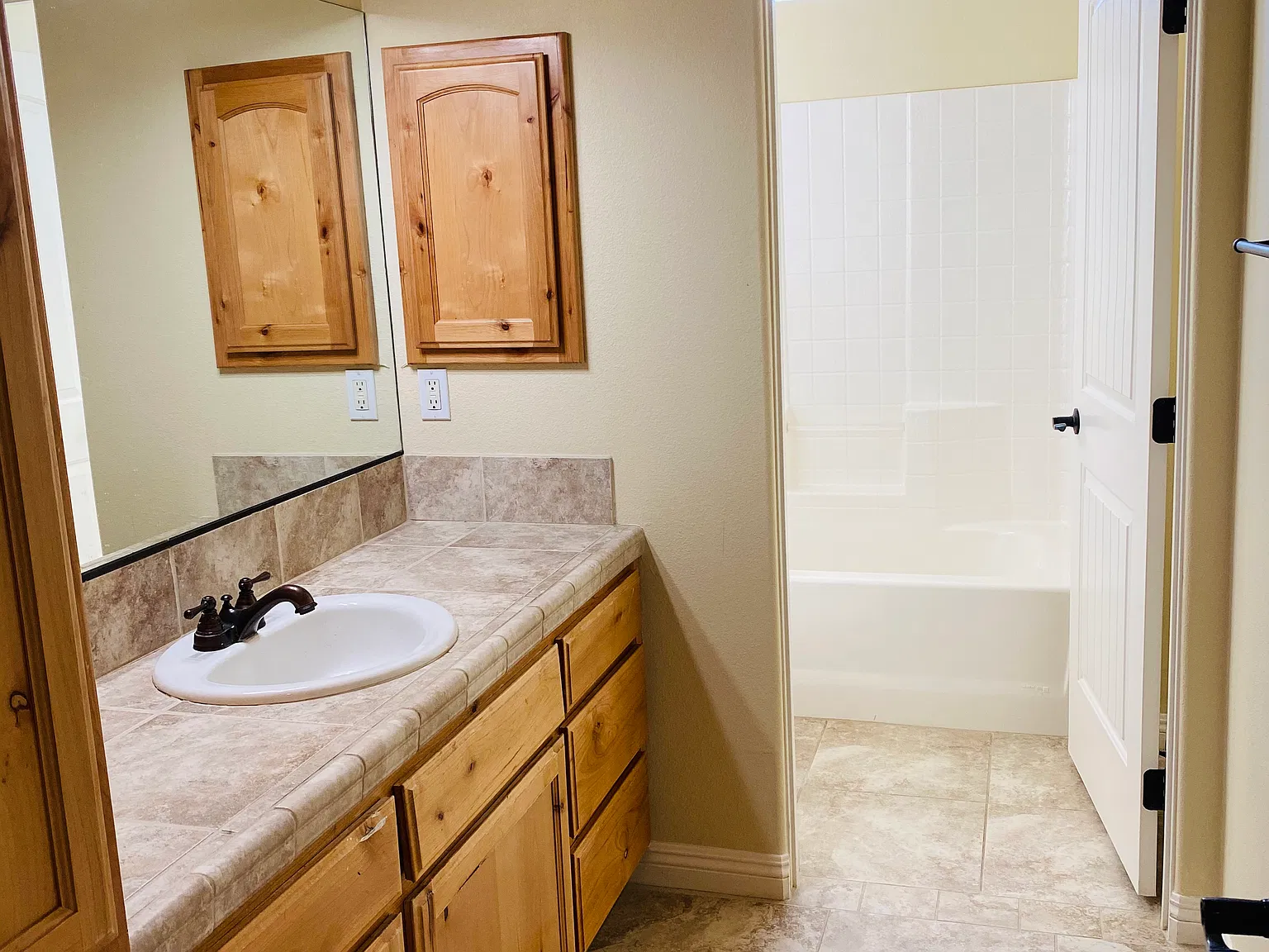 4 bed, 2652 sqft, $3,200 — Photo 4
