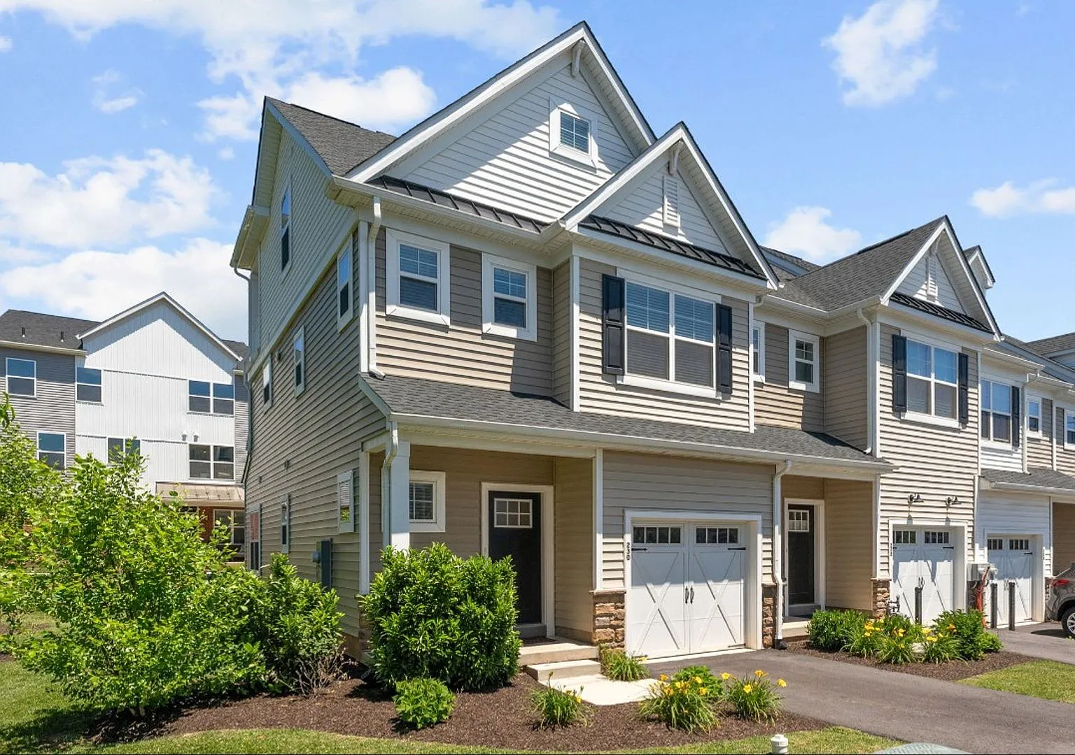 Elegant 3-Bedroom Home in Isaac Court. Available the Second Week of October! — Photo 3