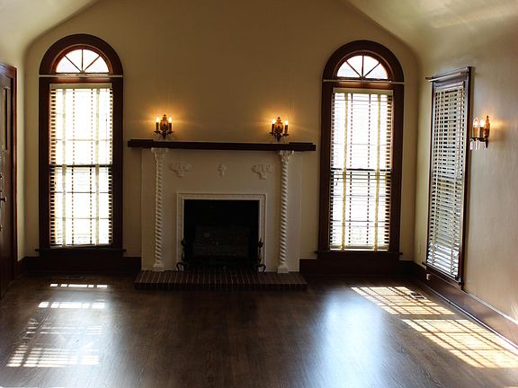 Livingroom with gas fireplace