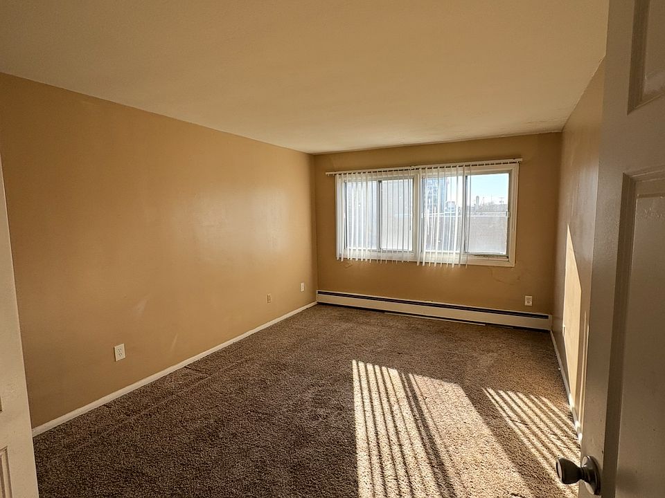 1st image of 915 20th Ave S APT 304