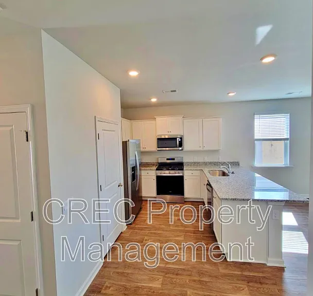 817 Lilyford Ln — Photo 4