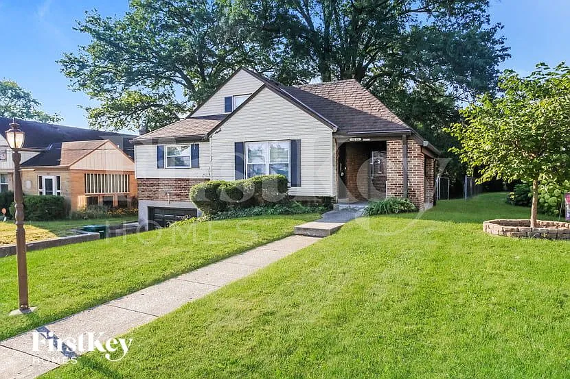 3 bed, 1.5 bath, 1215 sqft, $2,350 — Photo 2