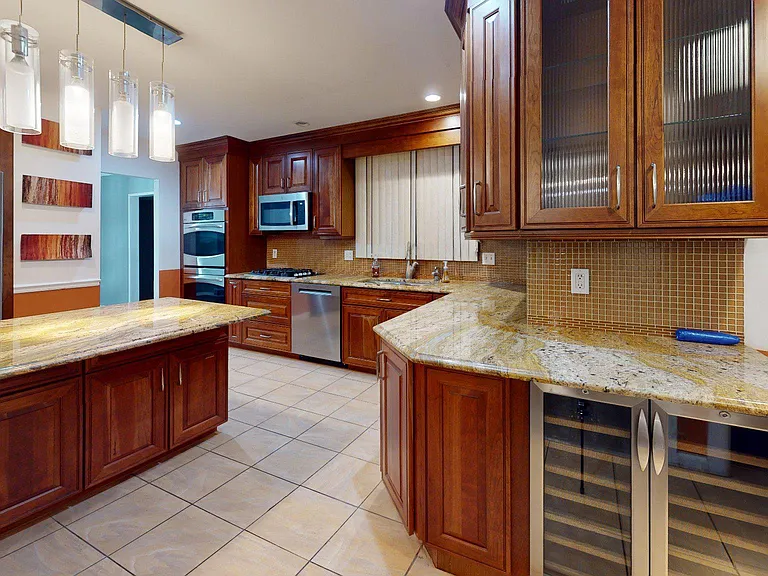 669 N Henderson Rd — Photo 64