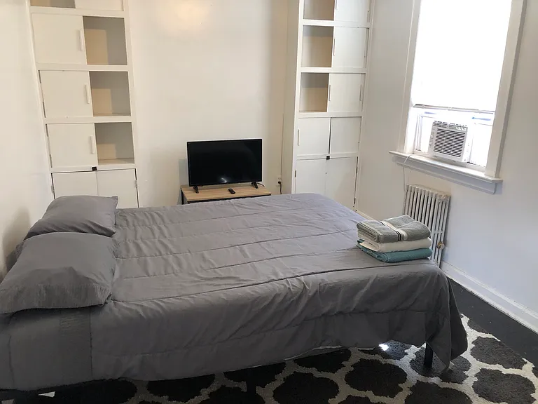 370 E 18th St #4 — Photo 3