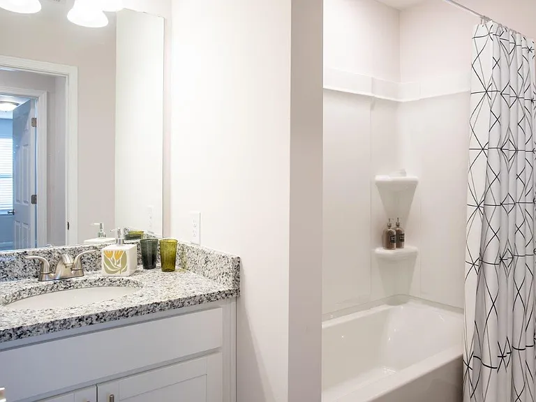 Hickory Creek Apartment and Townhomes — Photo 9