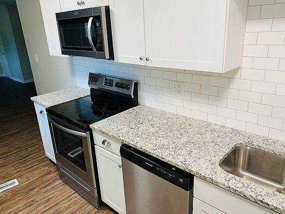 3rd image of 305 Oakwood Cir