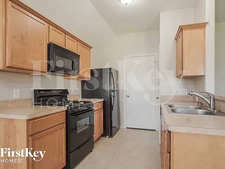 106 W Red Oak Ln — Photo 6