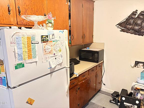 5th image of 425 Green St