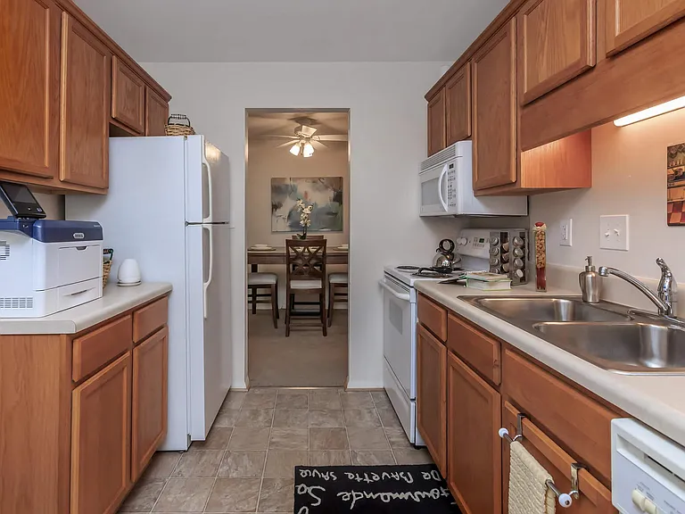 Honeywood Apartments — Photo 32