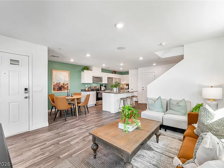 914 Rosy Starling St — Photo 5