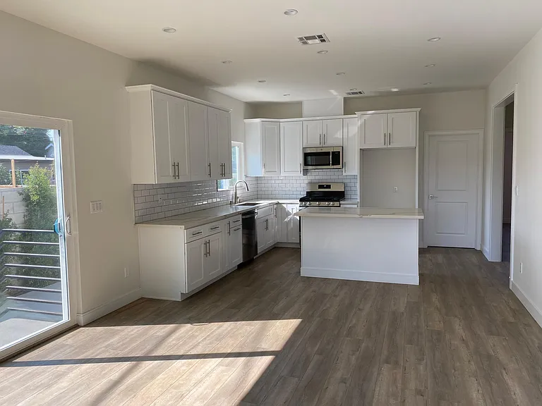 6203 Bakman Ave — Photo 2
