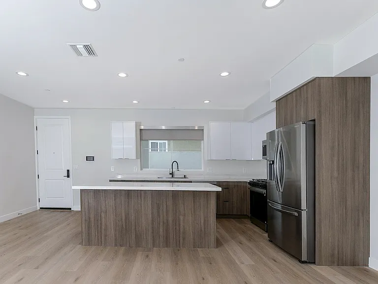 10218 Fernglen Ave #101 — Photo 9