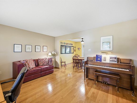 5th image of 713 SE 5th Ct