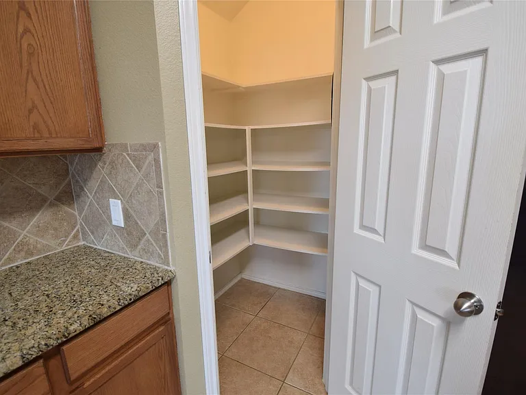 1006 Abigail Dr — Photo 6