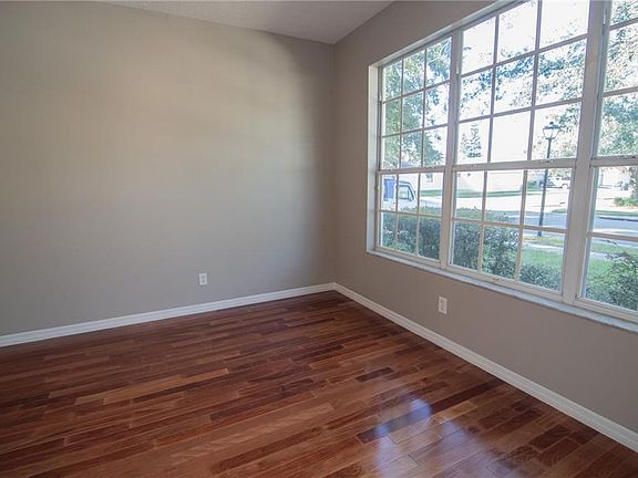 5th image of 4423 King Edward Dr