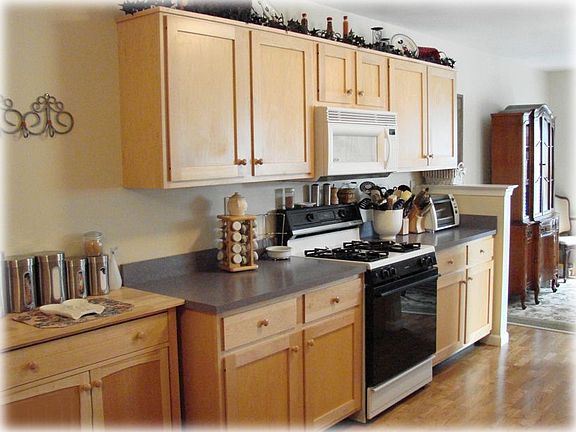 Kitchen - abundant Cabinets