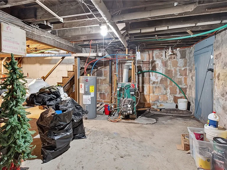 476 Providence St — Photo 42