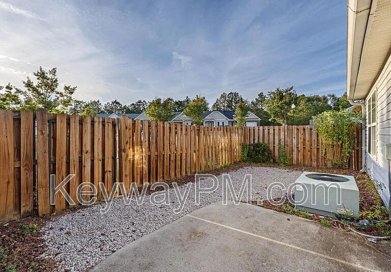 823 Whispering Willow Ct — Photo 22