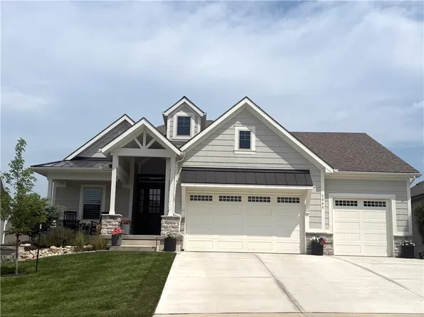 3045 NW Thoreau Ln, Lees Summit, MO 64081