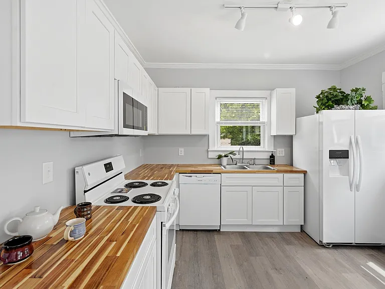716 Everett St — Photo 8