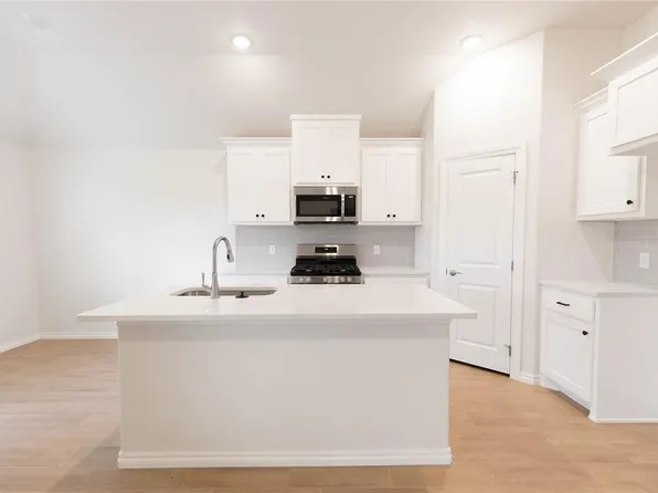 10340 SW 56th St, Mustang, OK 73064