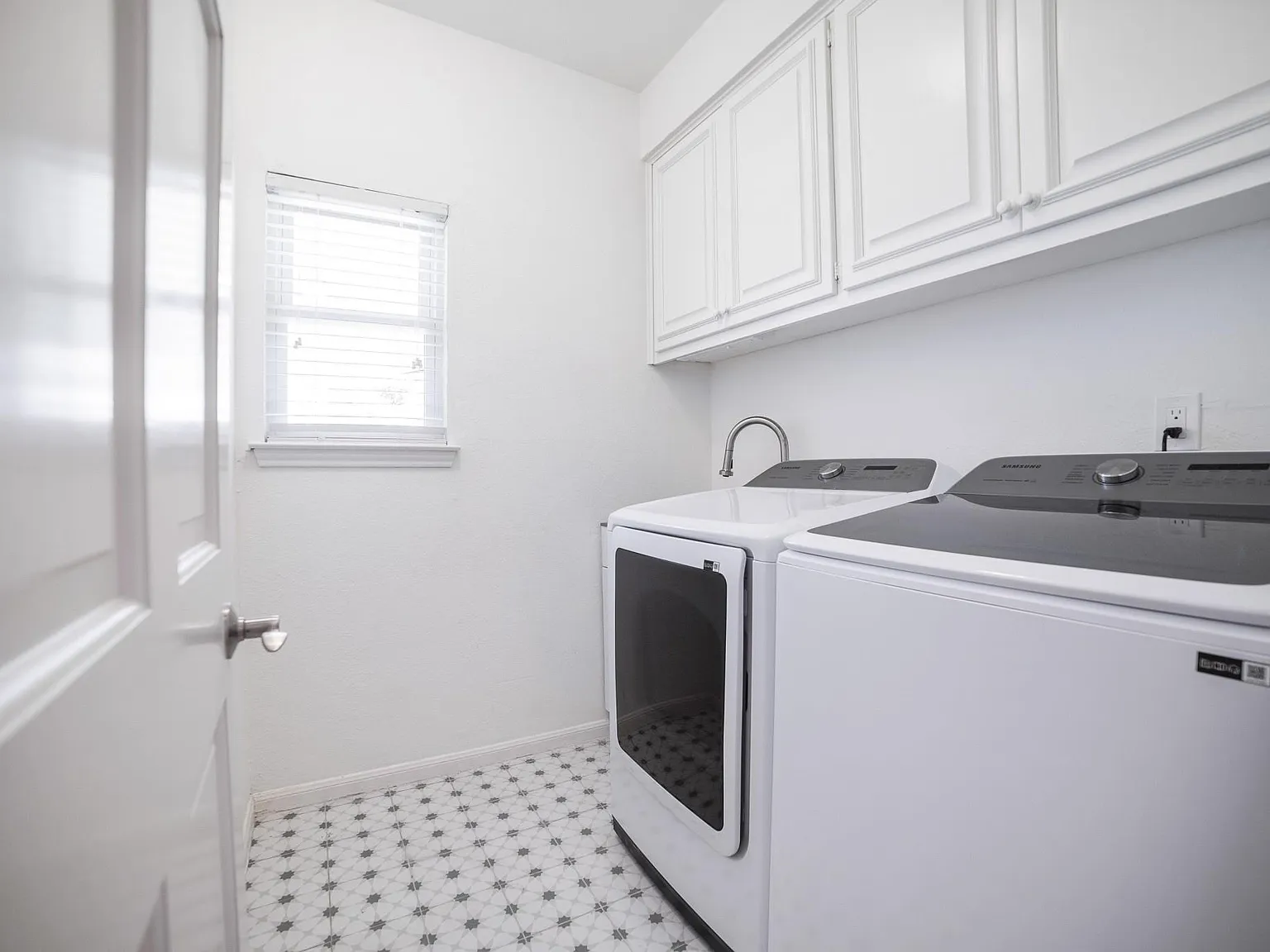 4 bed, 2.5 bath, 2360 sqft, $11,000 — Photo 4