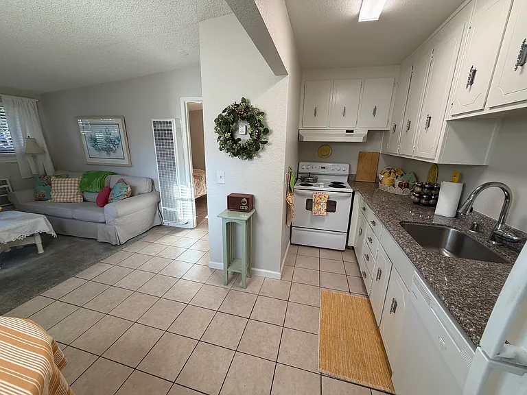 1847 E 8th St #22 — Photo 4