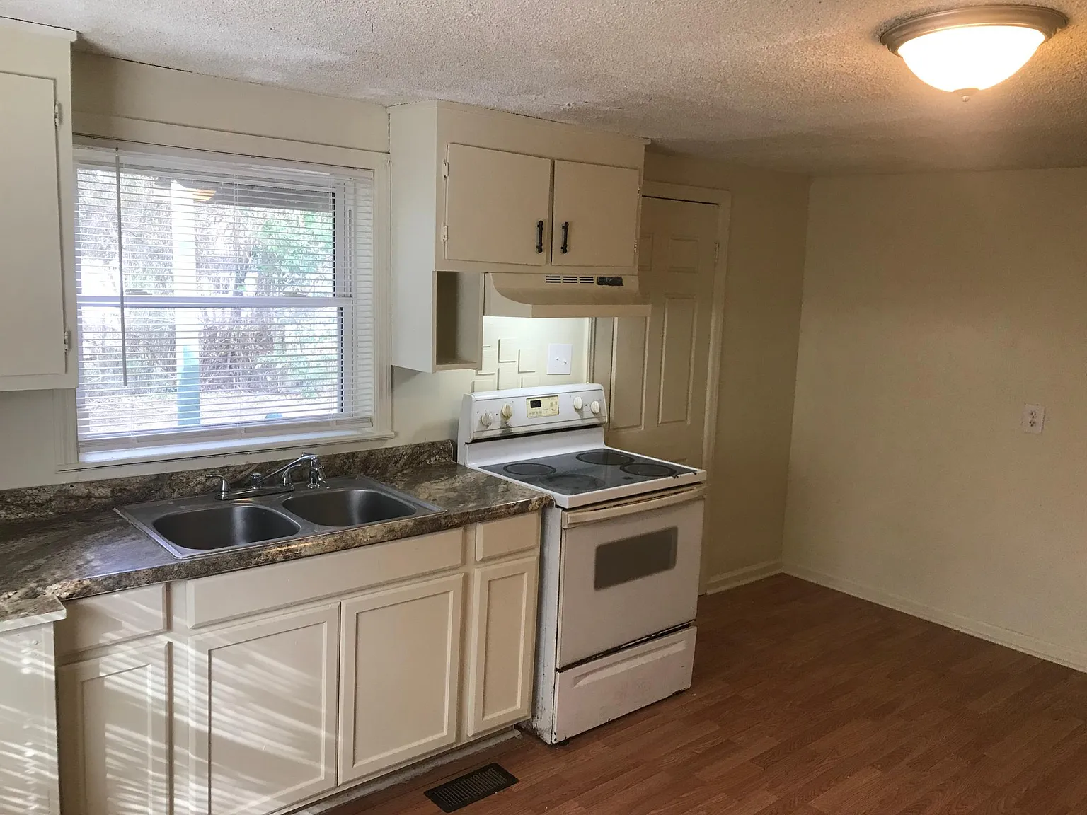 3 bed, 1300 sqft, $1,650 — Photo 2