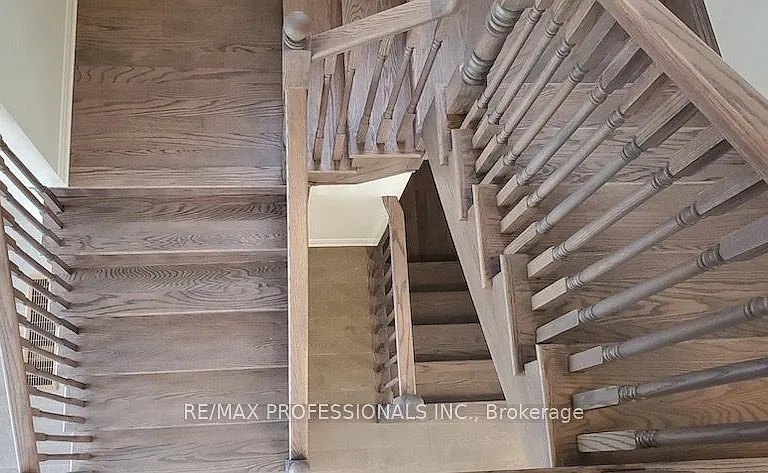 557 Queen Mary Dr — Photo 5