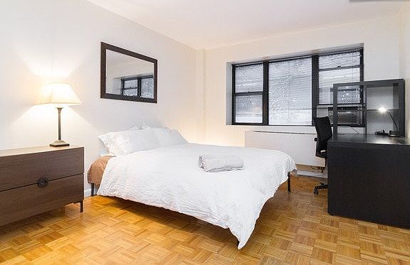 4th image of 327 W 43rd St