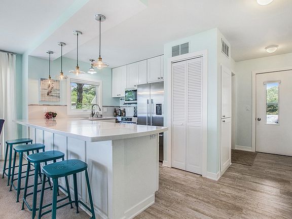 4th image of 977 Lake St #1