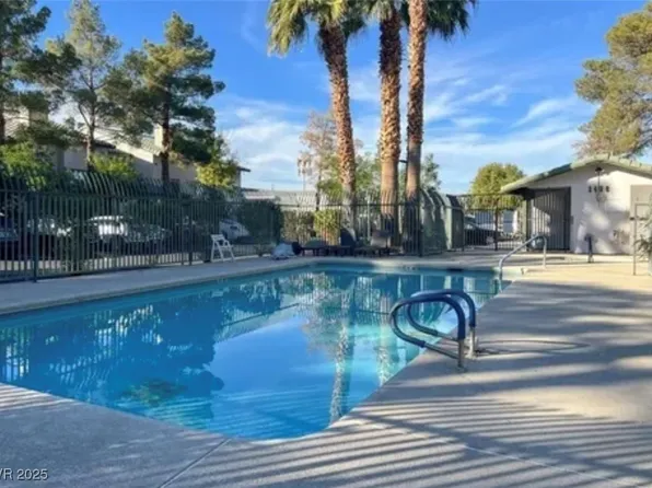 2480 Old Forge Ln APT 74, Winchester, NV 89121