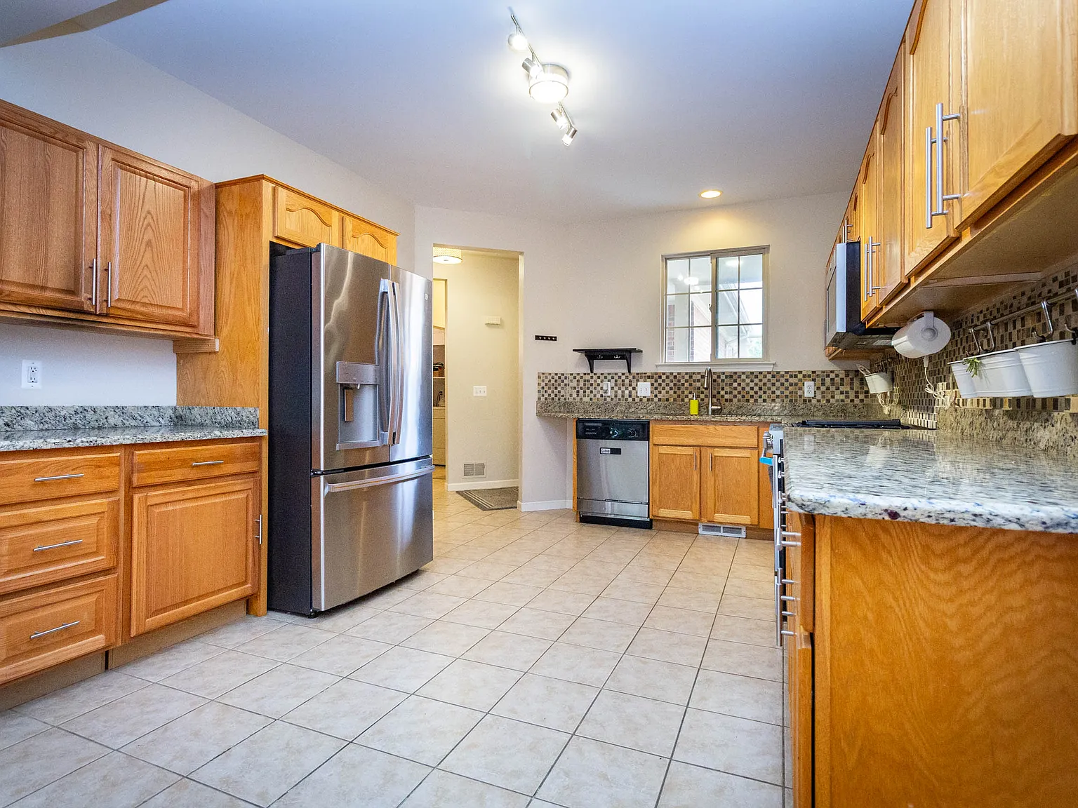 3 bed, 1855 sqft, $2,900 — Photo 3