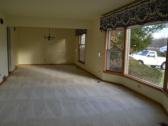 3rd image of 704 Hillcrest Dr