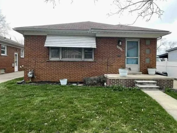1760 Sycamore St, Wyandotte, MI 48192
