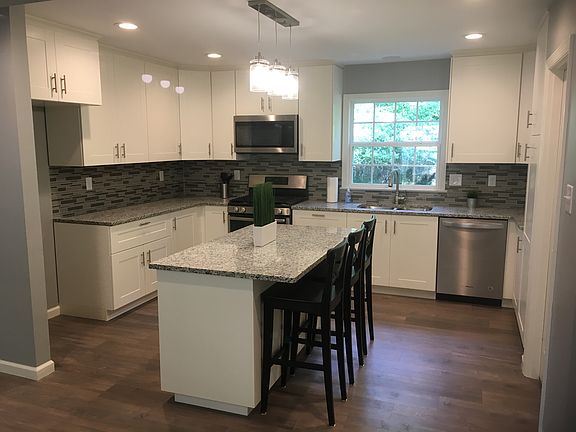 4th image of 214 River Bend Dr