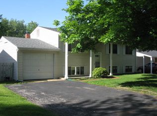 11949 Breezemont Dr, Maryland Heights, MO 63043